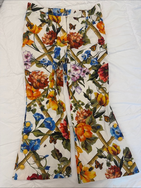 Dolce & Gabbana Pants - Dolce & Gabbana Floral Cropped Pants in White with Multicolor Blooms